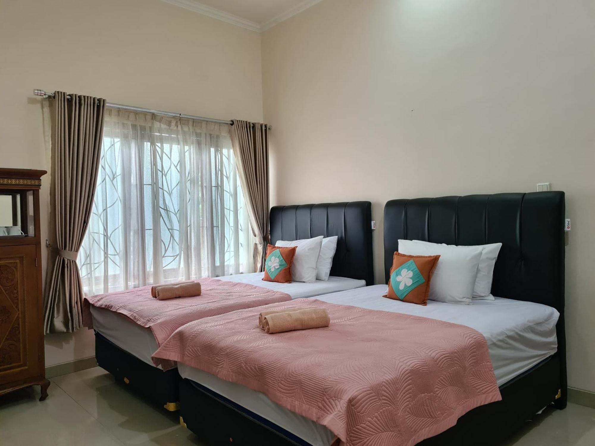 Ndalem Suryo Saptono Guest House Tugu Εξωτερικό φωτογραφία